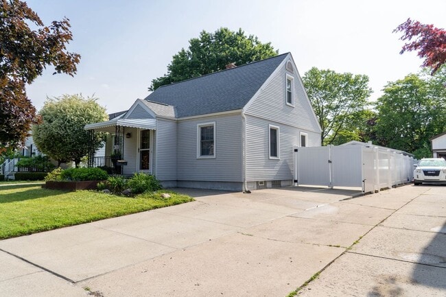 2360 Royal Ave in Berkley, MI - Building Photo - Building Photo