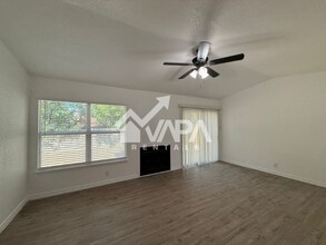 4135 Sunrise Glade Dr in San Antonio, TX - Foto de edificio - Building Photo