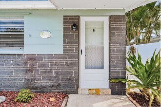 263 148th Ave, Unit 1 in Madeira Beach, FL - Foto de edificio - Building Photo