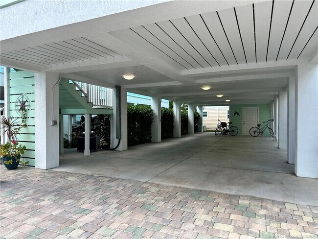 378 NE Wharf Way in Ocean Breeze, FL - Foto de edificio - Building Photo