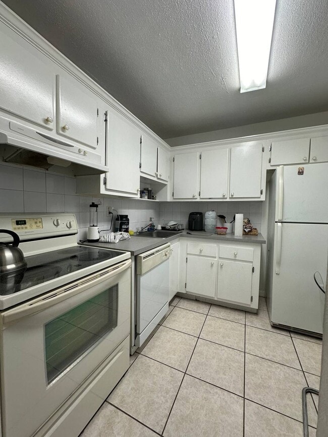 9440 Fontainebleau Blvd, Unit 109 in Miami, FL - Building Photo - Building Photo