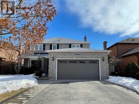2079 Pineview Dr in Oakville, ON - Building Photo