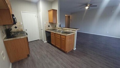 604 Honeysuckle Dr in Cleburne, TX - Building Photo - Building Photo
