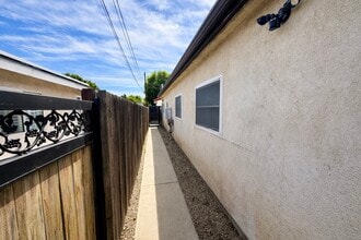 19146 Chase St in Los Angeles, CA - Foto de edificio - Building Photo