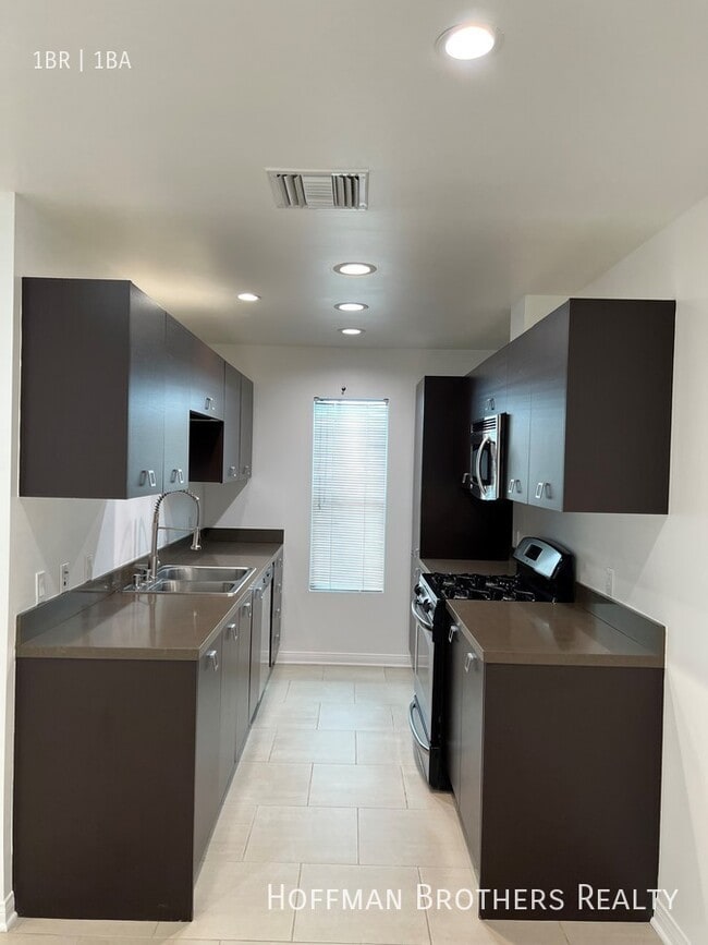 1418 N Poinsettia Pl in Los Angeles, CA - Building Photo - Building Photo