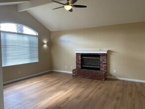 9912 Vanessa Ave in Bakersfield, CA - Foto de edificio - Building Photo