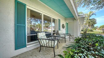 2291 Pine View Cir in Sarasota, FL - Building Photo