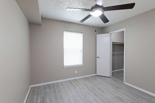 531 Bedford Rd in Bedford, TX - Foto de edificio - Building Photo