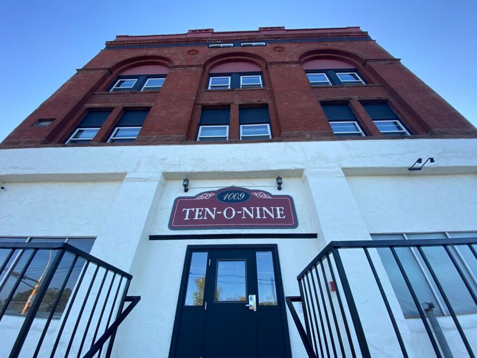 Ten-0-Nine in South St. Paul, MN - Foto de edificio