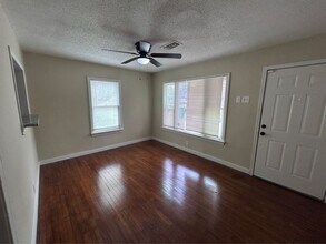 7918 Woodlyn Rd in Houston, TX - Building Photo - Building Photo