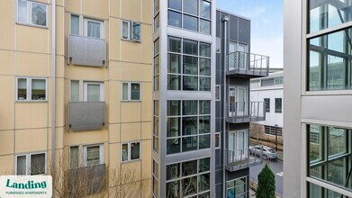 1430 NW Pettygrove St, Unit E302 in Portland, OR - Building Photo - Building Photo