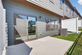 325 Enchanted Ct in Fayetteville, GA - Building Photo - Building Photo