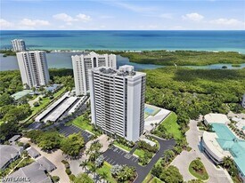 5601 Turtle Bay Dr in Naples, FL - Building Photo