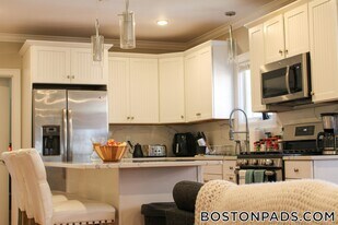 118 Holland St, Unit 2R in Somerville, MA - Building Photo