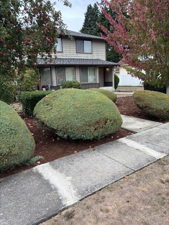 214 Varner Ave SE in Orting, WA - Building Photo