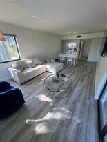 151 Lakeview Dr in Weston, FL - Building Photo