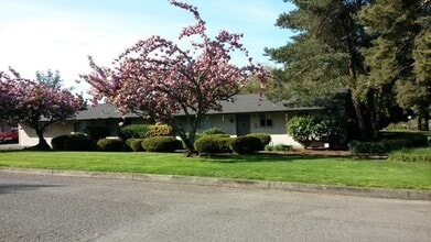 Saddle Butte Duplexes in Winchester, OR - Foto de edificio - Building Photo