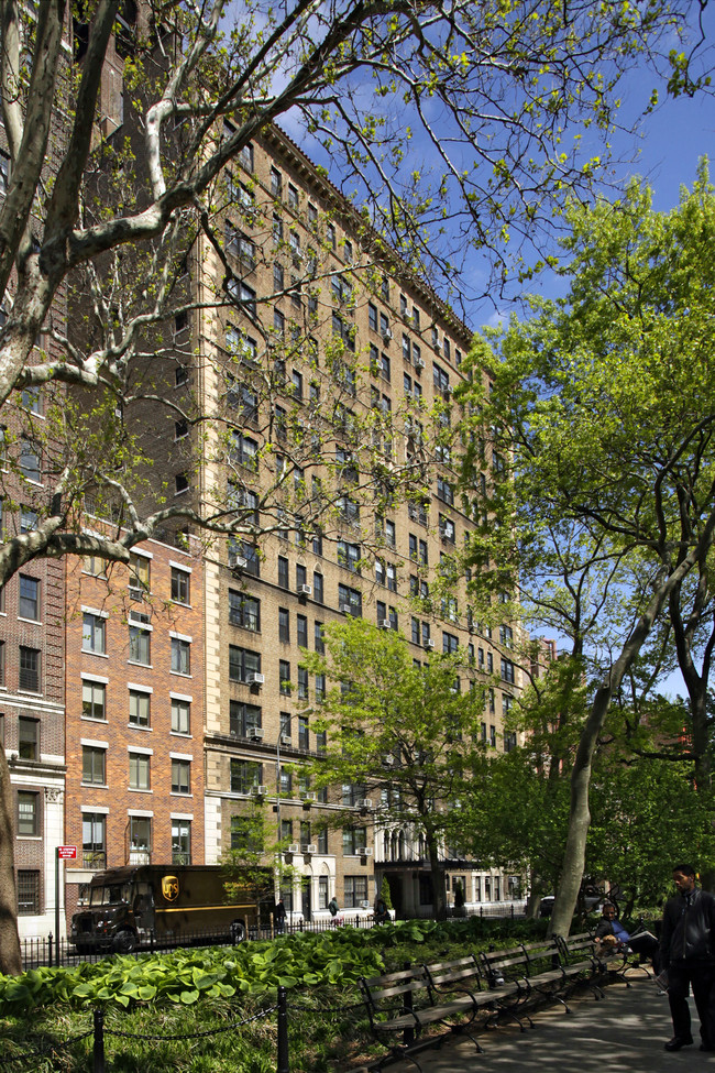 29 Washington Sq W in New York, NY - Building Photo - Building Photo