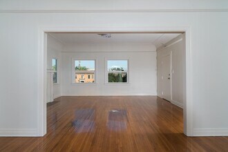 241 S New Hampshire Ave in Los Angeles, CA - Building Photo - Building Photo