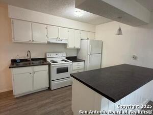 324 S San Eduardo Ave in San Antonio, TX - Building Photo - Building Photo