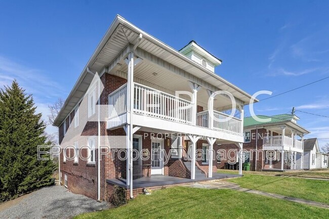 1007 S Main St in Mount Airy, NC - Building Photo - Building Photo