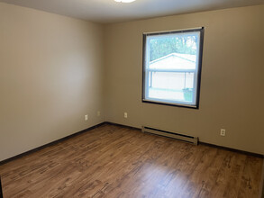 3205 Seymour Rd, Unit 2 in Eau Claire, WI - Foto de edificio - Building Photo