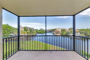 7 Royal Palm Way in Boca Raton, FL - Building Photo