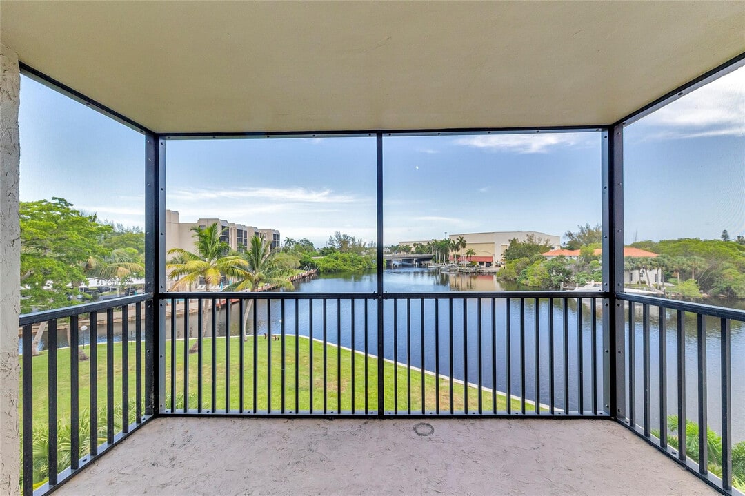 7 Royal Palm Way in Boca Raton, FL - Building Photo