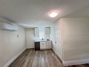 1012 W Hart Ave in Pasadena, TX - Building Photo - Building Photo
