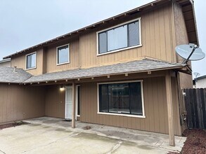 1921 Bridgewood Way in Modesto, CA - Foto de edificio - Building Photo