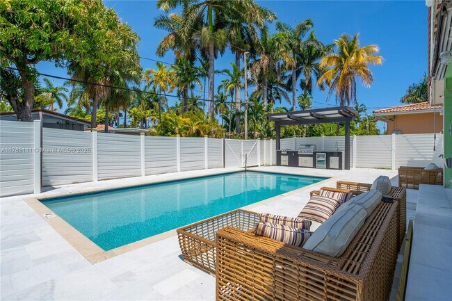 property at 1045 Hollywood Blvd