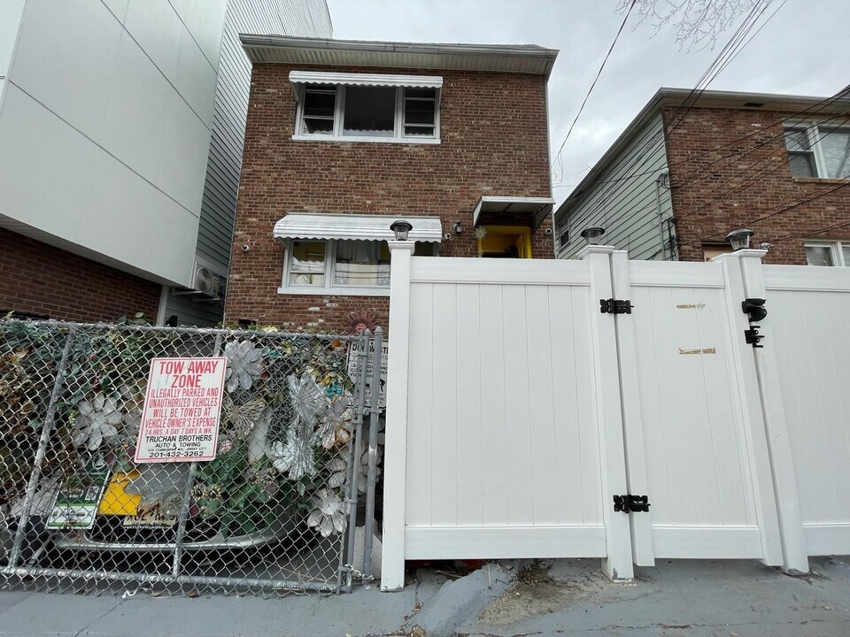 28 McAdoo Ave in Jersey City, NJ - Building Photo