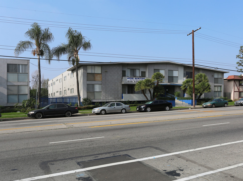 8825 Woodman Ave in Van Nuys, CA - Building Photo