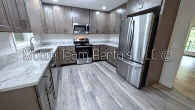 255 Brookside Dr in Hendersonville, NC - Foto de edificio - Building Photo