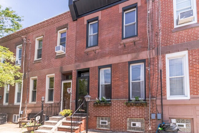 2545 Cedar St in Philadelphia, PA - Building Photo - Building Photo