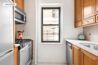 245 E 72nd St in New York, NY - Building Photo - Building Photo
