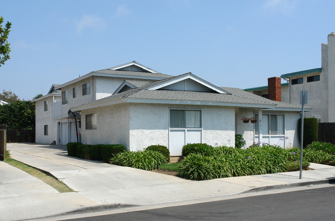 16682 Blanton St in Huntington Beach, CA - Foto de edificio