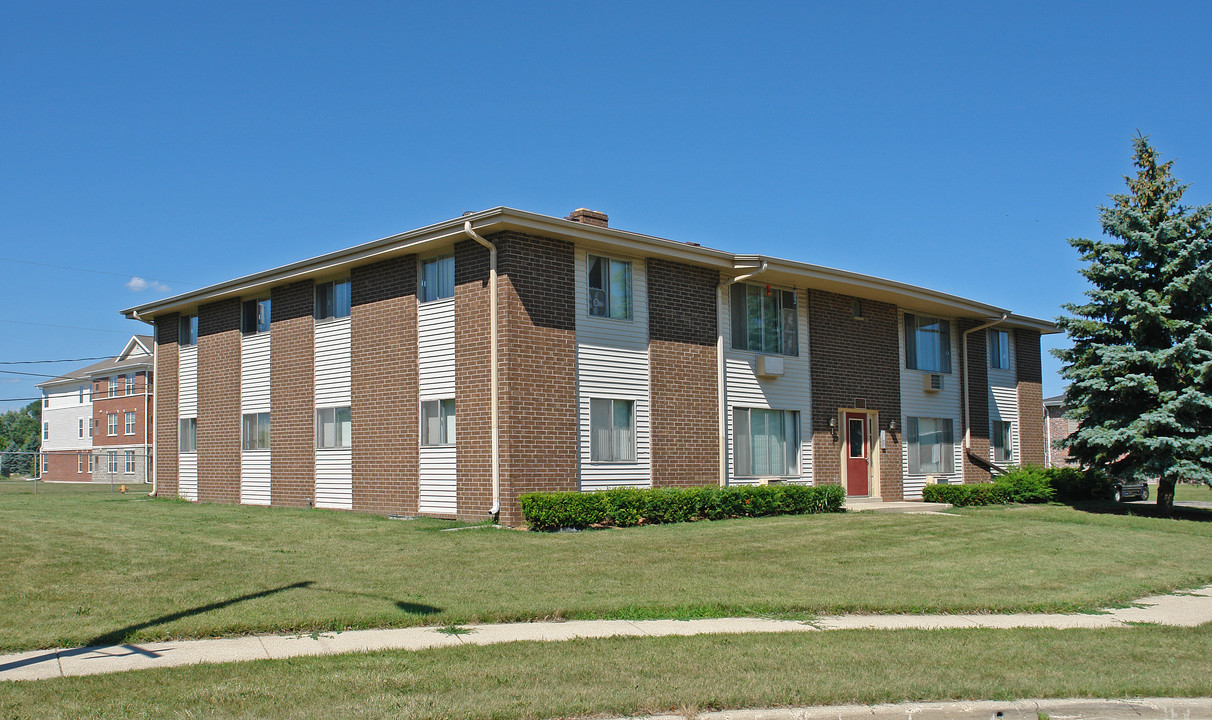 8816 Buckingham Dr in Sturtevant, WI - Foto de edificio