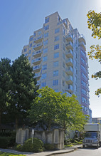 Queen's Court at Wellington Mews in Vancouver, BC - Building Photo - Building Photo