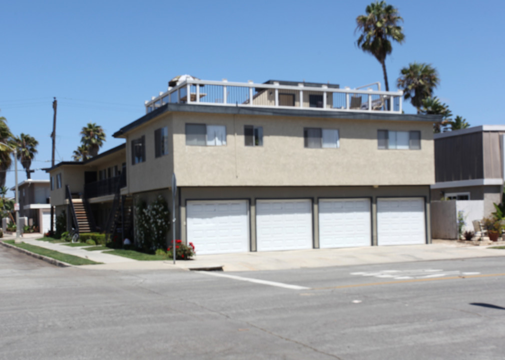 The Walnut Avenue Apartments in Huntington Beach, CA - Building Photo