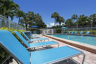 Snell Isle in St. Petersburg, FL - Foto de edificio - Building Photo