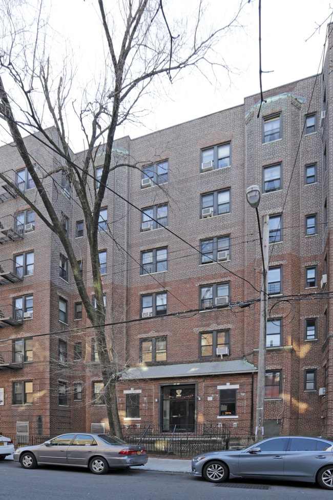 Commonwealth Apartments in Rego Park, NY - Building Photo - Building Photo
