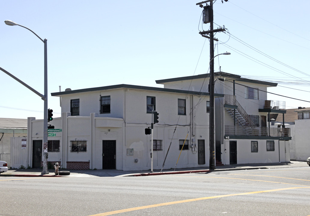 5301 International Blvd in Oakland, CA - Building Photo