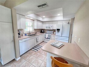 137 SE 17th Terrace in Cape Coral, FL - Foto de edificio - Building Photo