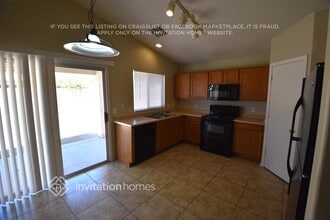 12018 W Aster Dr in El Mirage, AZ - Foto de edificio - Building Photo