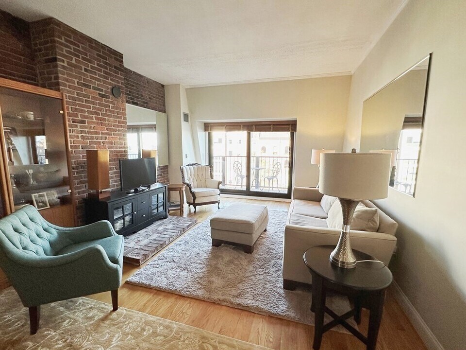 28 Atlantic Ave, Unit 317 in Boston, MA - Building Photo