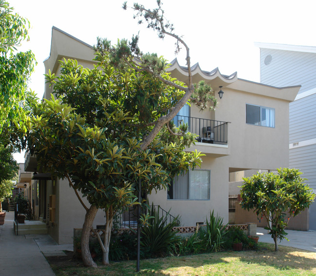 3562 Mentone Ave in Los Angeles, CA - Foto de edificio - Building Photo