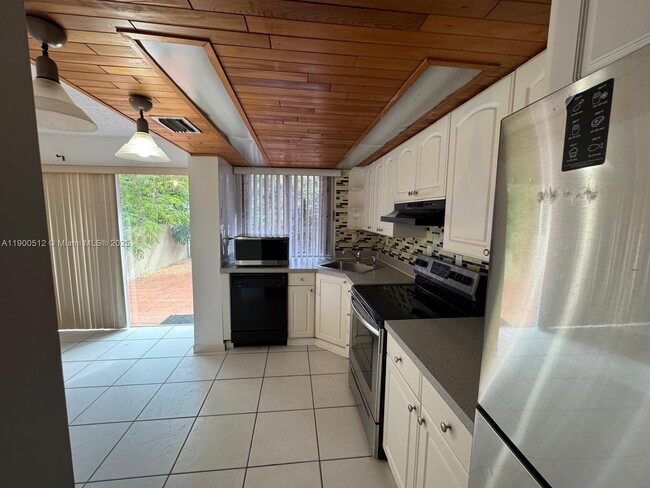 9155 Fontainebleau Blvd in Miami, FL - Building Photo - Building Photo