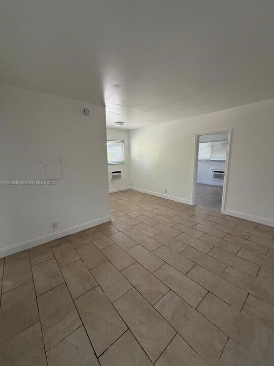 7155 Rue Notre Dame in Miami Beach, FL - Building Photo