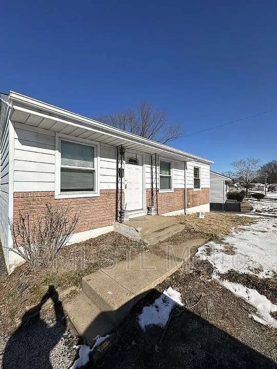 325 Caithness Rd in St. Louis, MO - Building Photo